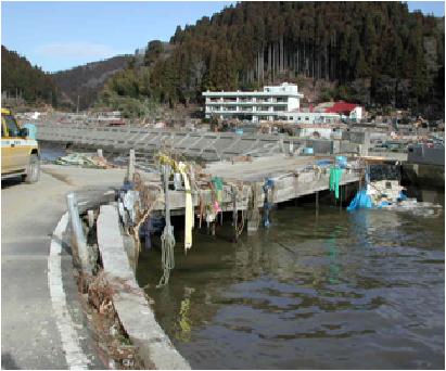 相川橋（旧道）被災状況の写真です。