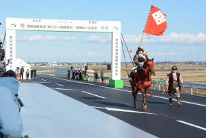 パレード先導　相馬野馬追の騎馬の写真です。