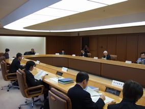 公共事業評価部会の審議の様子