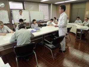 大雨配備訓練において指定管理者から報告を受ける様子