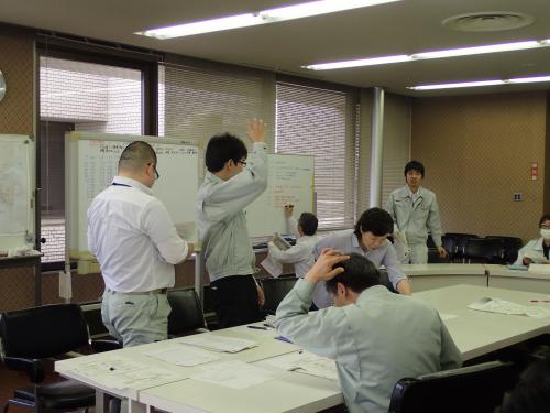 大雨配備訓練において各班員へ指示を出す様子