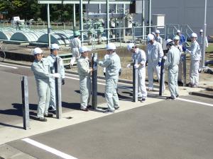 管理用道路の横断バイパス設置に係る支柱設置の様子