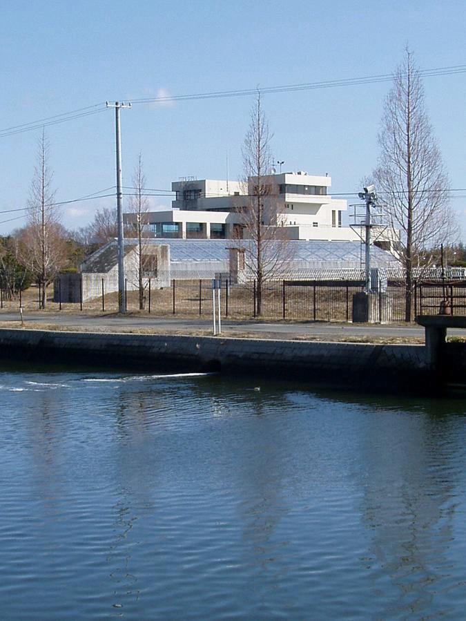 中南部下水道事務所（管理棟）と貞山堀の写真