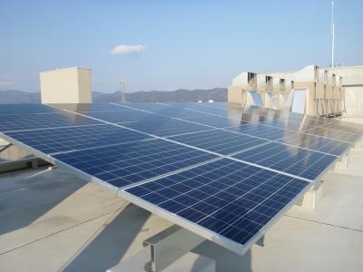 気仙沼警察署屋上の太陽パネルの写真