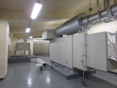倉庫兼電気室棟発電設備の写真