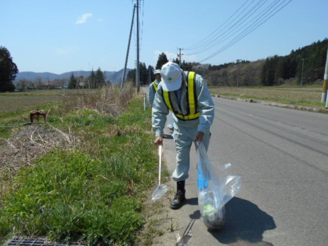 道路にはたくさんのゴミが落ちている写真です