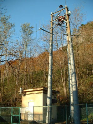 大倉ダム下流の郷六警報所の写真です