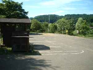 樽水ダム湖畔公園の右岸上ryるうの駐車場の写真です