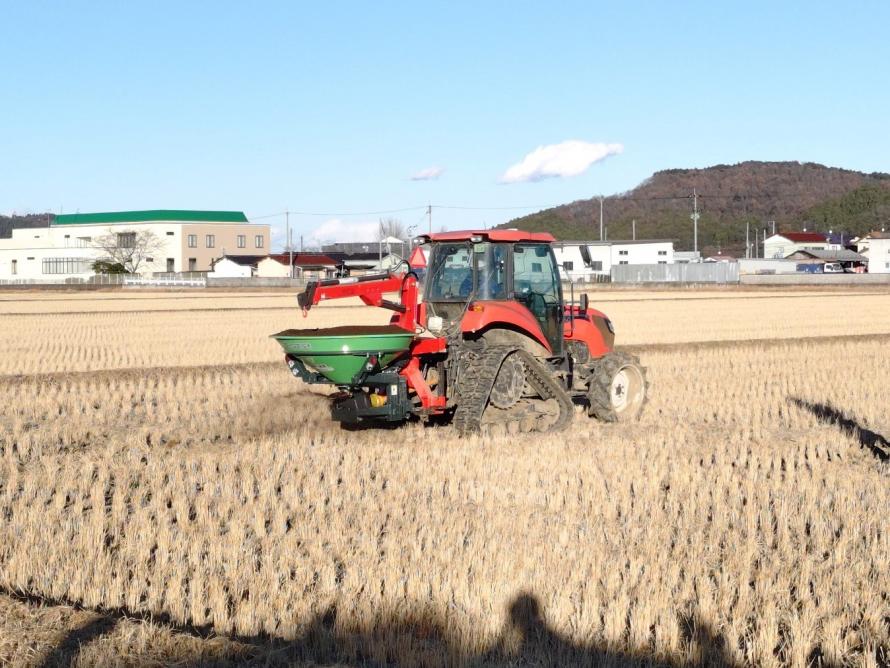 耕畜連携セミナーにおけるたい肥散布の様子