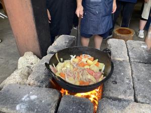 野外炊飯のカレー作り