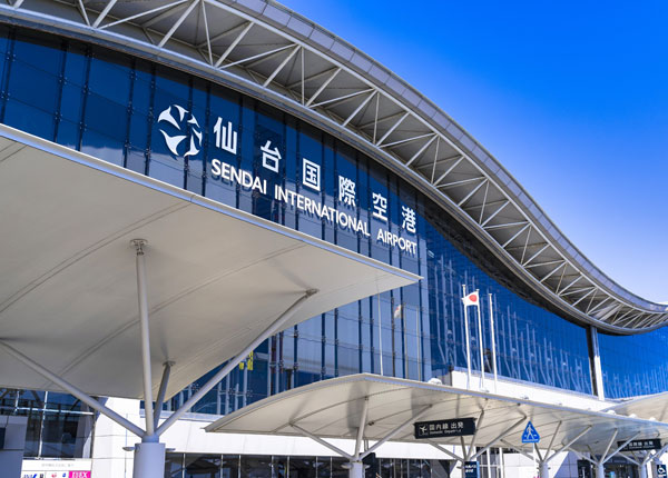 青空と仙台国際空港ターミナルビル　宮城県名取市