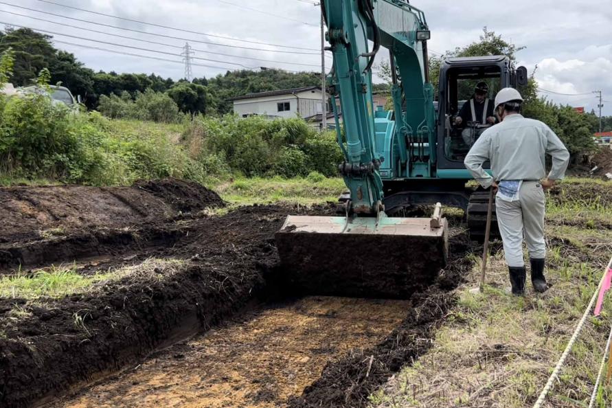 重機で表土を取り除く作業