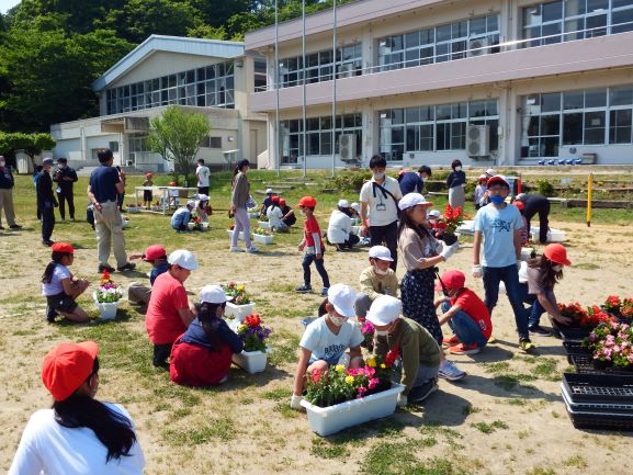 寄せ植え作業の様子