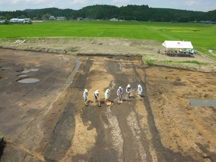 表紙（道路跡調査風景）