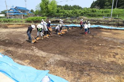 遺構の検出作業風景