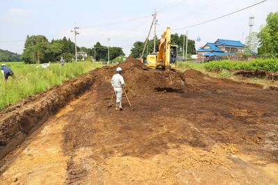 重機による表土掘削