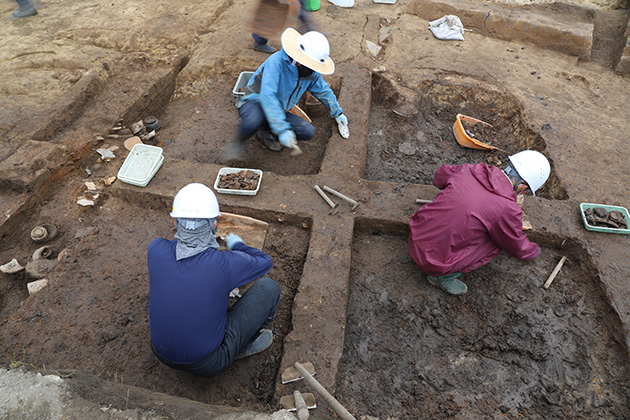 竪穴建物跡の調査状況