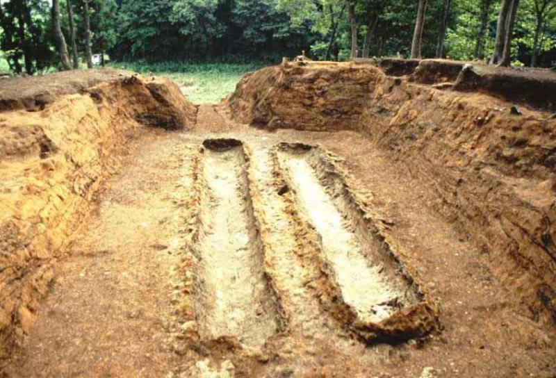 並んで発見された棺跡