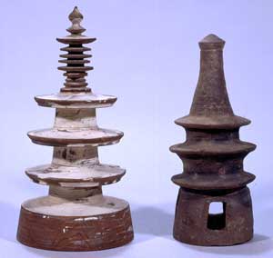 百万塔（左）と三重小塔（右）