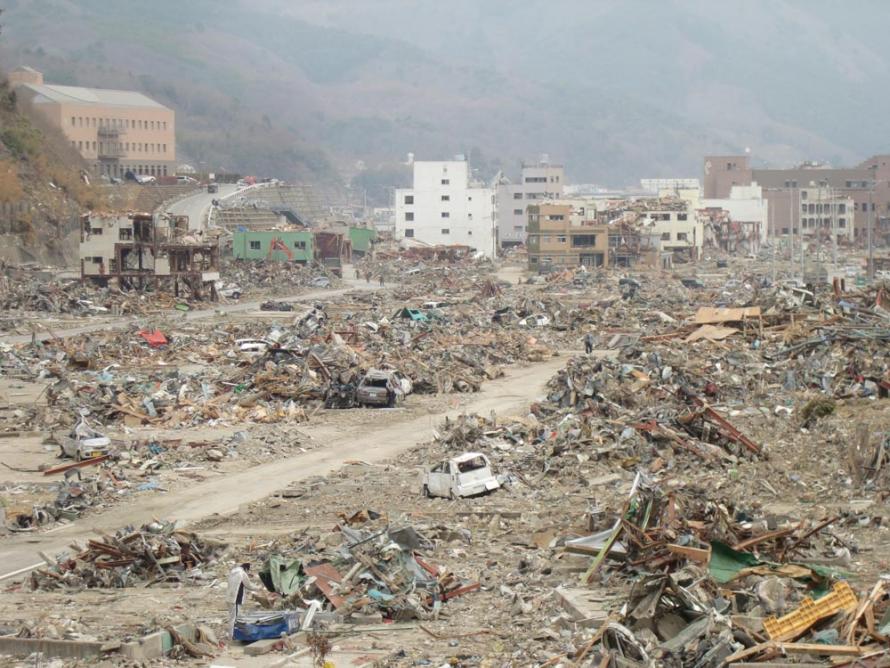 【女川町】がれきが積み重なる女川町黄金町（平成23年4月11日撮影）