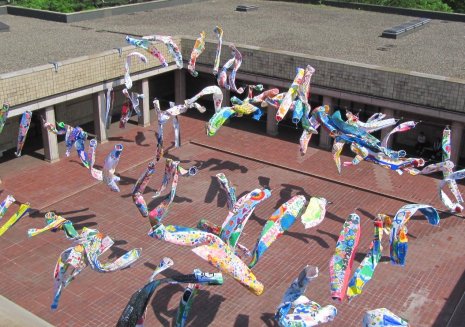 宮城県美術館中庭を約100本の元気のぼりが遊泳中