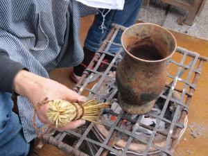 藁（わら）で「酒酢」をこすりつけて色合いを作り出していく。