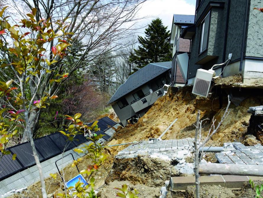 Sendai City: Damage to residential land in a hilly suburban area (Seikaen, Aoba Ward, Sendai)