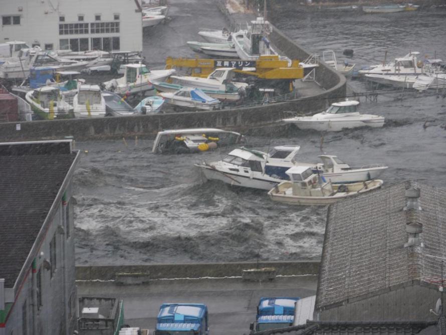 Shiogama City: Tsunami infiltrating the Teizan Canal (photo taken from the 2nd Regional Coast Guard Miyagi-Shiogama Port government office building)