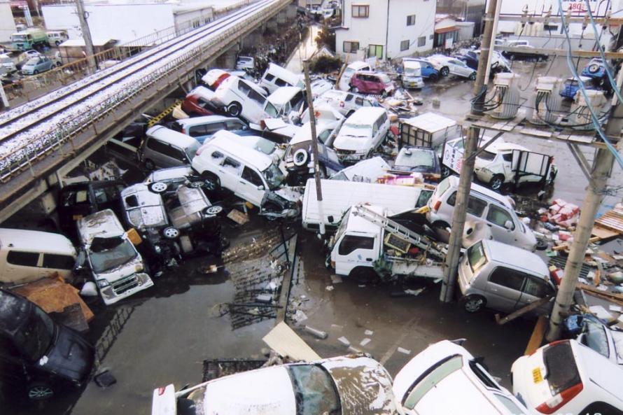 Tagajo City: Automobiles piled up by the tsunami
