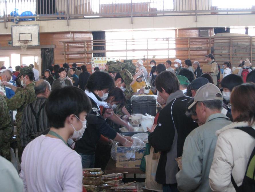 Meal preparation by evacuees (Ishinomaki City)