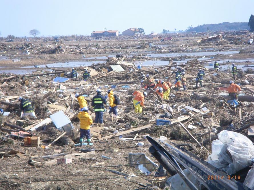 Search by emergency firefighting rescue teams (Watari District Fire Department)