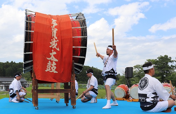 多賀城市太鼓を叩く様子