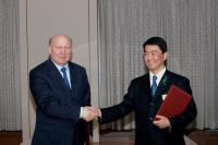 シャンツェフ知事と村井知事が握手を交わしている写真