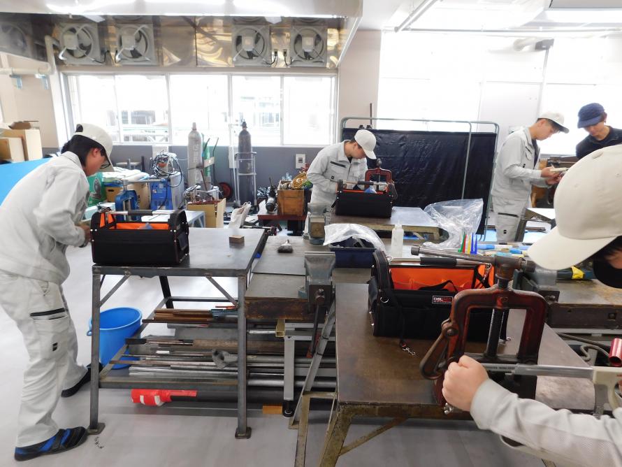 鋼管の切断、学生の作業風景