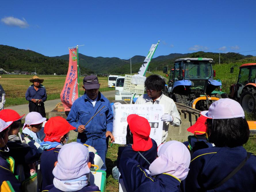 説明を受ける児童