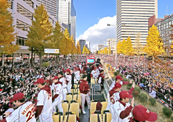 11月24日に仙台市内で行われた優勝パレード 写真提供：河北新報社