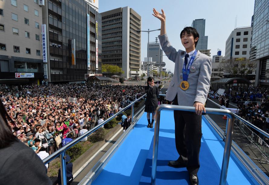 歓声の中、パレードをする羽生選手の画像