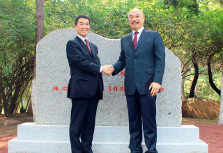 村井知事と劉国中 吉林省長（吉林省長春市）の写真