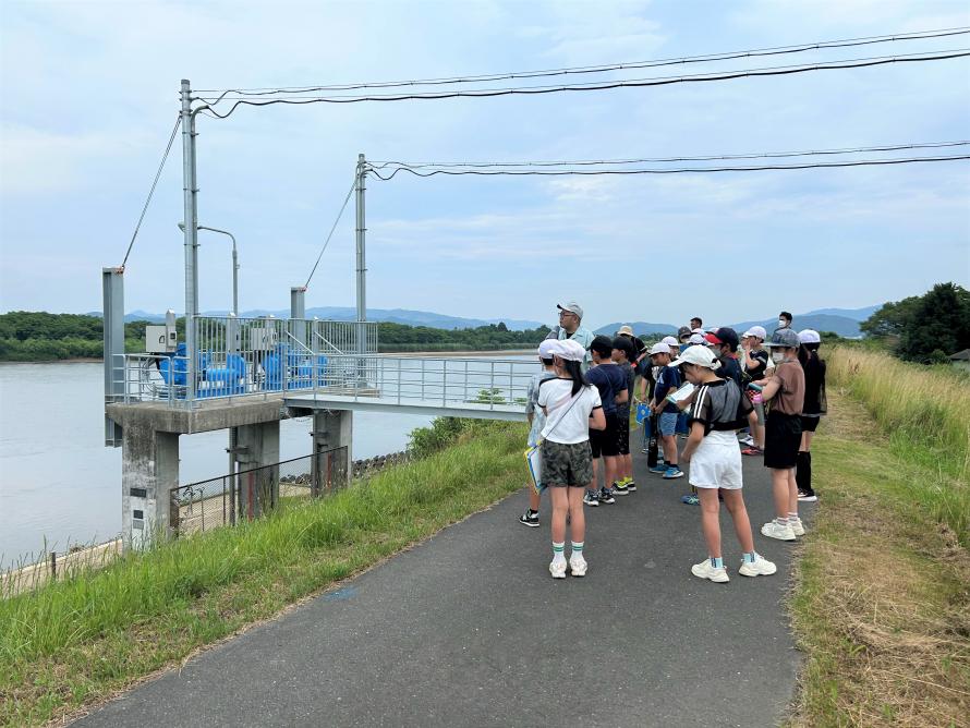 旧北上川を見学する児童