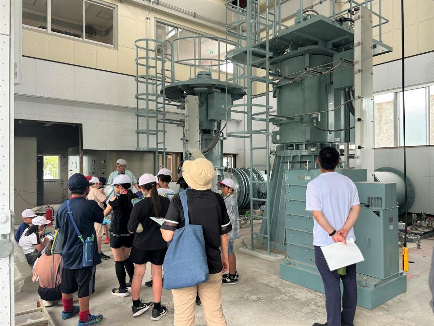 中山揚水機場を見学する児童