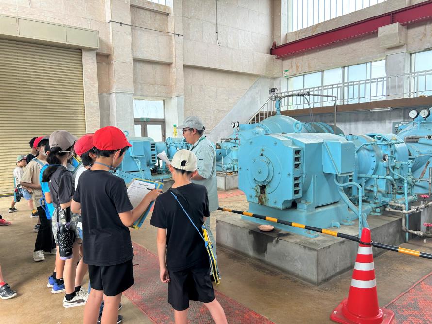 笈入排水機場を見学する児童