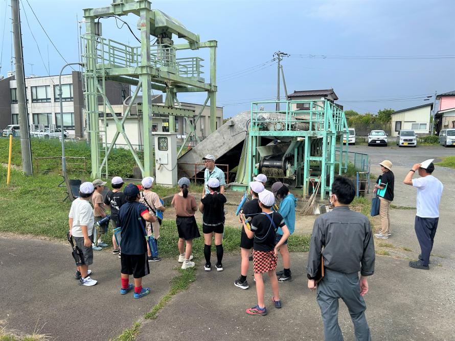 除塵機を見学する児童
