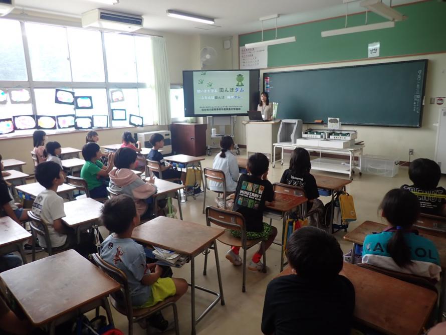 田んぼダムについての講義を行う写真