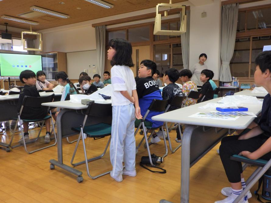 質問をする児童