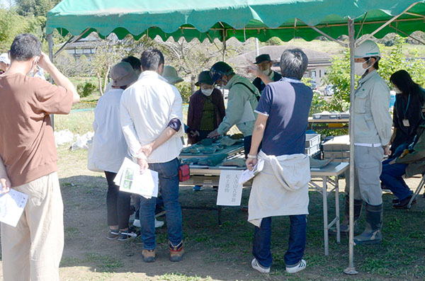 99次調査現地説明会遺物説明