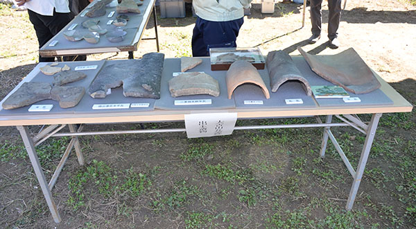 99次調査現地説明会での大吉山瓦窯跡出土遺物の展示