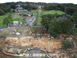 南門跡と築地塀（南から）