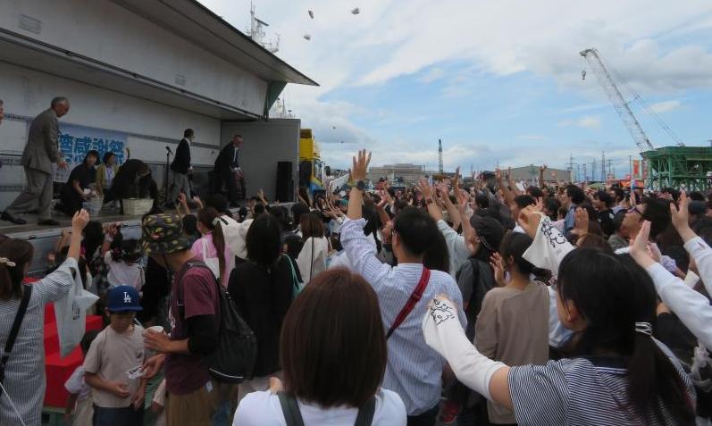 イベントの開会式後に催された餅まき。