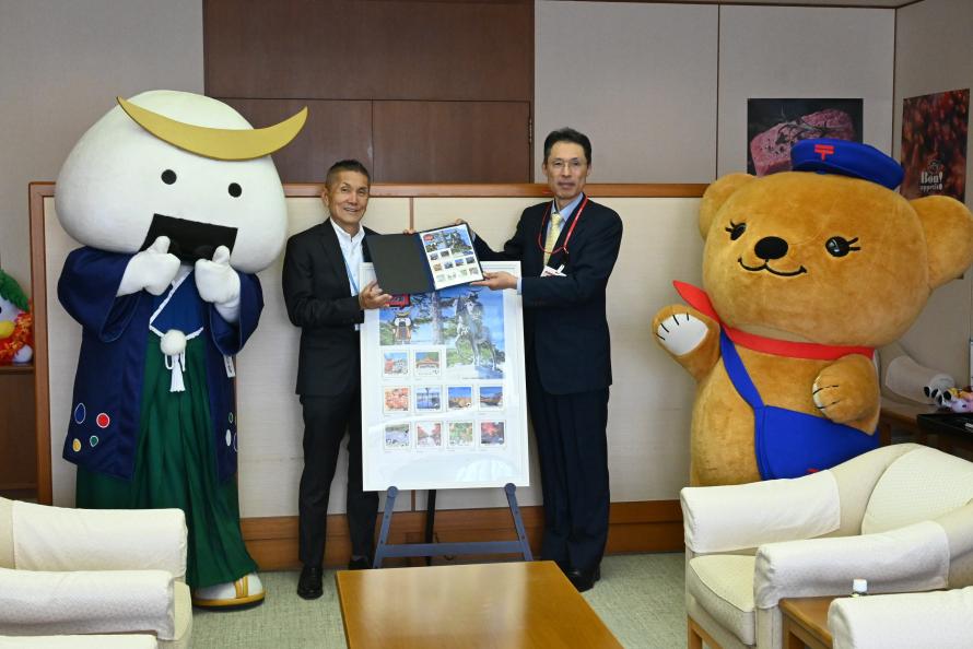 オリジナルフレーム切手贈呈式の写真