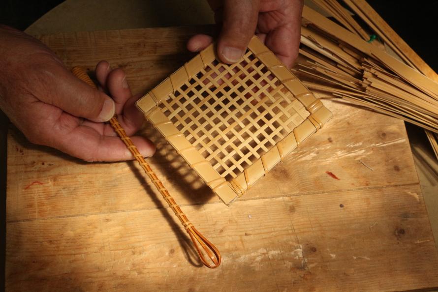 丸森町の伝統工芸である竹細工体験で手作りされたコースターとマドラー